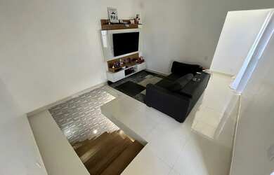 Imagem: A casa possui 2 Dormitórios, 1 Banheiro, 2 Vagas na garagem