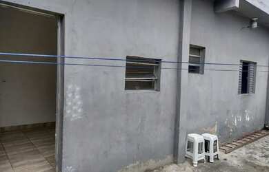 Imagem: A casa possui 1 Dormitório, 1 Banheiro, 1 Vaga na garagem e