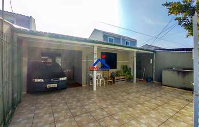 Imagem: A casa possui 3 Dormitórios, 1 Banheiro, 1 Vaga na garagem