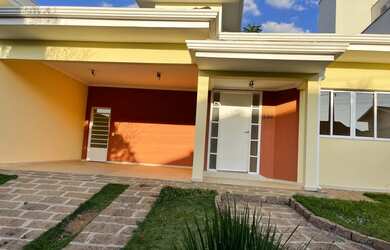 Imagem: A casa em condomínio possui 3 Dormitórios, 3 Banheiros, 2