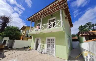 Imagem: A casa possui 3 Dormitórios, 2 Banheiros, 2 Vagas na garagem