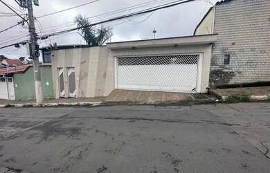 Imagem: A casa possui 3 Dormitórios, 3 Banheiros, 3 Vagas na garagem