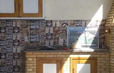 Imagem: A casa possui 3 Dormitórios, 2 Banheiros, 2 Vagas na garagem