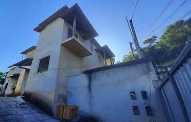 Imagem: A casa possui 3 Dormitórios, 3 Banheiros, 1 Vaga na garagem