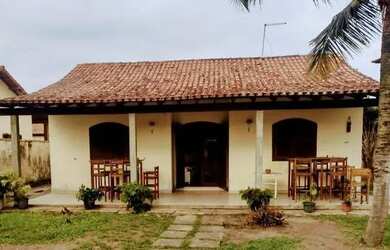 Imagem: A casa possui 2 Dormitórios, 4 Vagas na garagem e está localizado