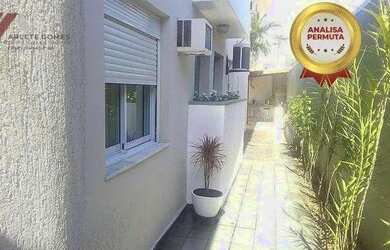 Imagem: A casa possui 5 Dormitórios, 3 Banheiros, 5 Vagas na garagem