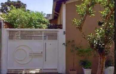 Imagem: A casa possui 2 Dormitórios, 1 Banheiro, 2 Vagas na garagem