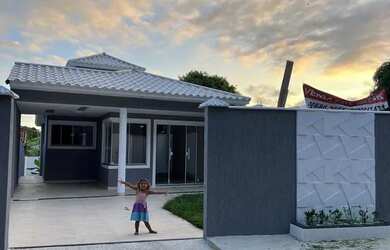 Imagem: A casa possui 3 Dormitórios, 2 Banheiros, 2 Vagas na garagem