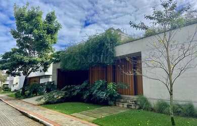 Imagem: A casa em condomínio possui 4 Dormitórios, 5 Banheiros, 2