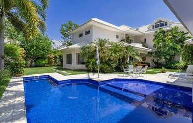 Imagem: A casa em condomínio possui 4 Dormitórios, 5 Banheiros, 5