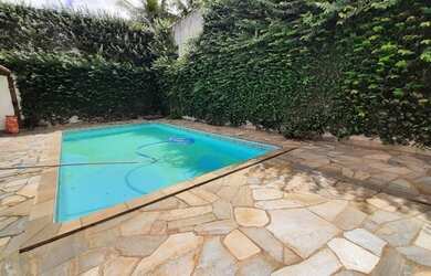 Imagem: A casa possui 3 Dormitórios, 3 Banheiros, 4 Vagas na garagem