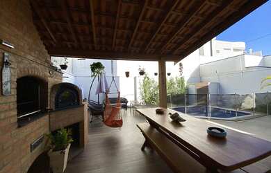 Imagem: A casa em condomínio possui 3 Dormitórios, 4 Banheiros, 4