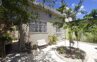 Imagem: A casa possui 5 Dormitórios, 3 Banheiros, 3 Vagas na garagem