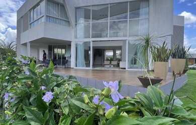 Imagem: A casa em condomínio possui 5 Dormitórios, 5 Banheiros, 5