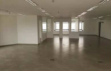 Imagem: O depósito possui 4 Vagas na garagem e 180m² de Área e está