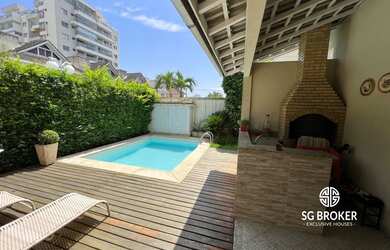 Imagem: A casa em condomínio possui 4 Dormitórios, 4 Banheiros, 2