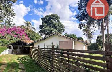 Imagem: A casa possui 3 Dormitórios, 1 Banheiro, 2 Vagas na garagem