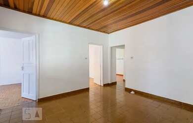 Imagem: A casa possui 2 Dormitórios, 1 Banheiro, 1 Vaga na garagem