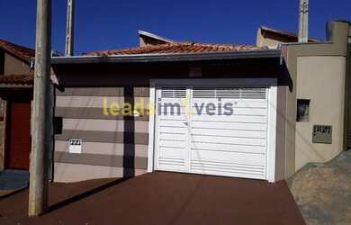 Imagem: A casa possui 2 Dormitórios, 1 Banheiro, 3 Vagas na garagem