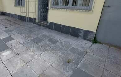 Imagem: A casa possui 2 Dormitórios, 1 Banheiro, 2 Vagas na garagem