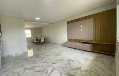 Imagem: A casa possui 3 Dormitórios, 2 Banheiros, 2 Vagas na garagem