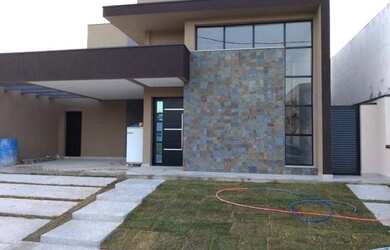 Imagem: A casa em condomínio possui 3 Dormitórios, 3 Banheiros, 2