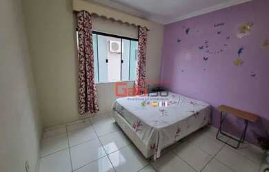 Imagem: A casa possui 4 Dormitórios, 3 Banheiros, 2 Vagas na garagem