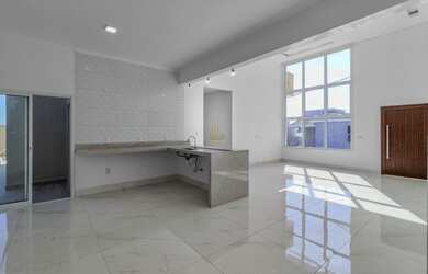 Imagem: A casa possui 3 Dormitórios, 2 Banheiros, 4 Vagas na garagem