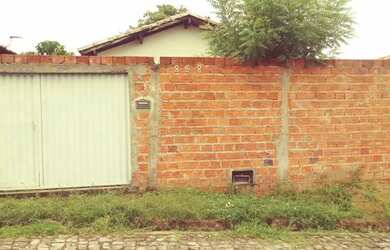 Imagem: A casa possui 2 Dormitórios, 1 Banheiro, 1 Vaga na garagem