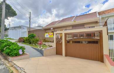 Imagem: A casa possui 4 Dormitórios, 3 Banheiros, 3 Vagas na garagem
