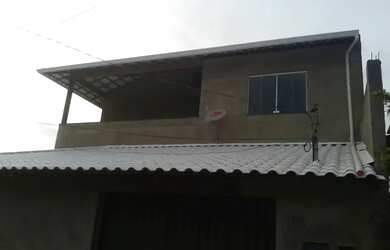 Imagem: A casa possui 3 Dormitórios, 2 Banheiros, 3 Vagas na garagem