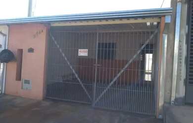 Imagem: A casa possui 2 Dormitórios, 1 Banheiro, 2 Vagas na garagem