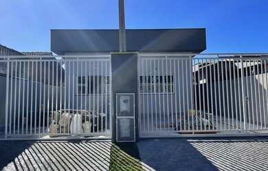 Imagem: A casa possui 3 Dormitórios, 3 Banheiros, 2 Vagas na garagem