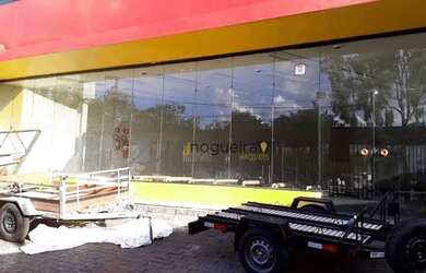 Imagem: O depósito possui 5 Vagas na garagem e 993m² de Área e está