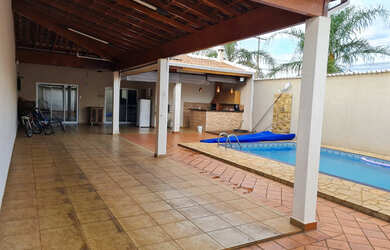 Imagem: A casa possui 3 Dormitórios, 3 Banheiros, 3 Vagas na garagem