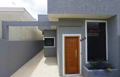 Imagem: A casa possui 3 Dormitórios, 2 Banheiros, 2 Vagas na garagem