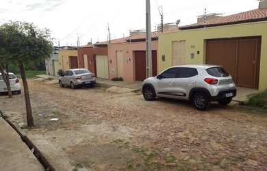 Imagem: A casa possui 3 Dormitórios, 2 Banheiros, 1 Vaga na garagem