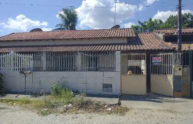 Imagem: A casa possui 2 Dormitórios, 1 Banheiro, 3 Vagas na garagem