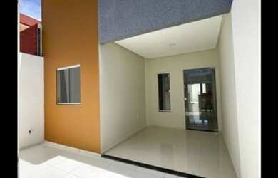 Imagem: A casa possui 3 Dormitórios, 1 Banheiro, 2 Vagas na garagem