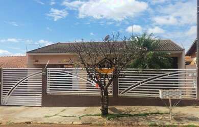 Imagem: A casa possui 4 Dormitórios, 2 Banheiros, 5 Vagas na garagem