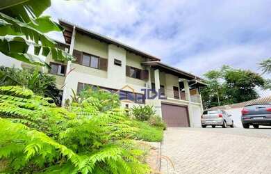 Imagem: A casa possui 4 Dormitórios, 4 Banheiros, 5 Vagas na garagem