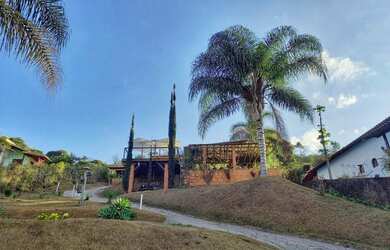 Imagem: A casa possui 3 Dormitórios, 4 Banheiros, 5 Vagas na garagem