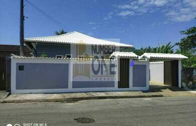 Imagem: A casa possui 3 Dormitórios, 2 Banheiros, 4 Vagas na garagem