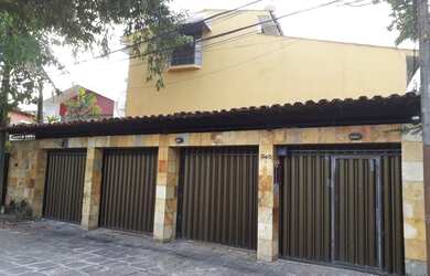 Imagem: A casa possui 3 Dormitórios, 2 Banheiros, 1 Vaga na garagem