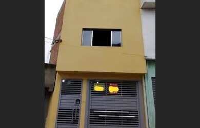 Imagem: A casa possui 3 Dormitórios, 2 Banheiros, 1 Vaga na garagem