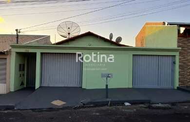 Imagem: A casa possui 2 Dormitórios, 1 Banheiro, 2 Vagas na garagem