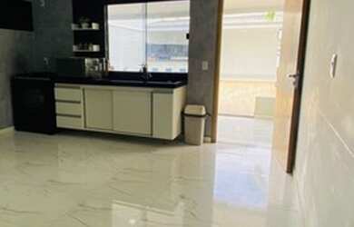 Imagem: A casa possui 3 Dormitórios, 2 Banheiros, 2 Vagas na garagem