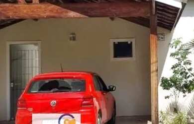 Imagem: A casa possui 3 Dormitórios, 2 Banheiros, 2 Vagas na garagem