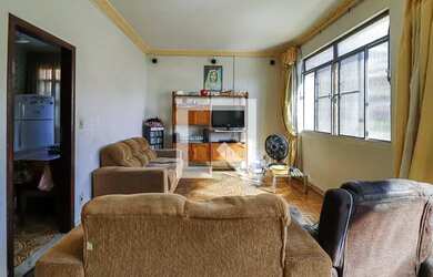 Imagem: A casa possui 3 Dormitórios, 2 Banheiros, 4 Vagas na garagem