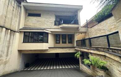 Imagem: A casa possui 4 Dormitórios, 4 Banheiros, 5 Vagas na garagem